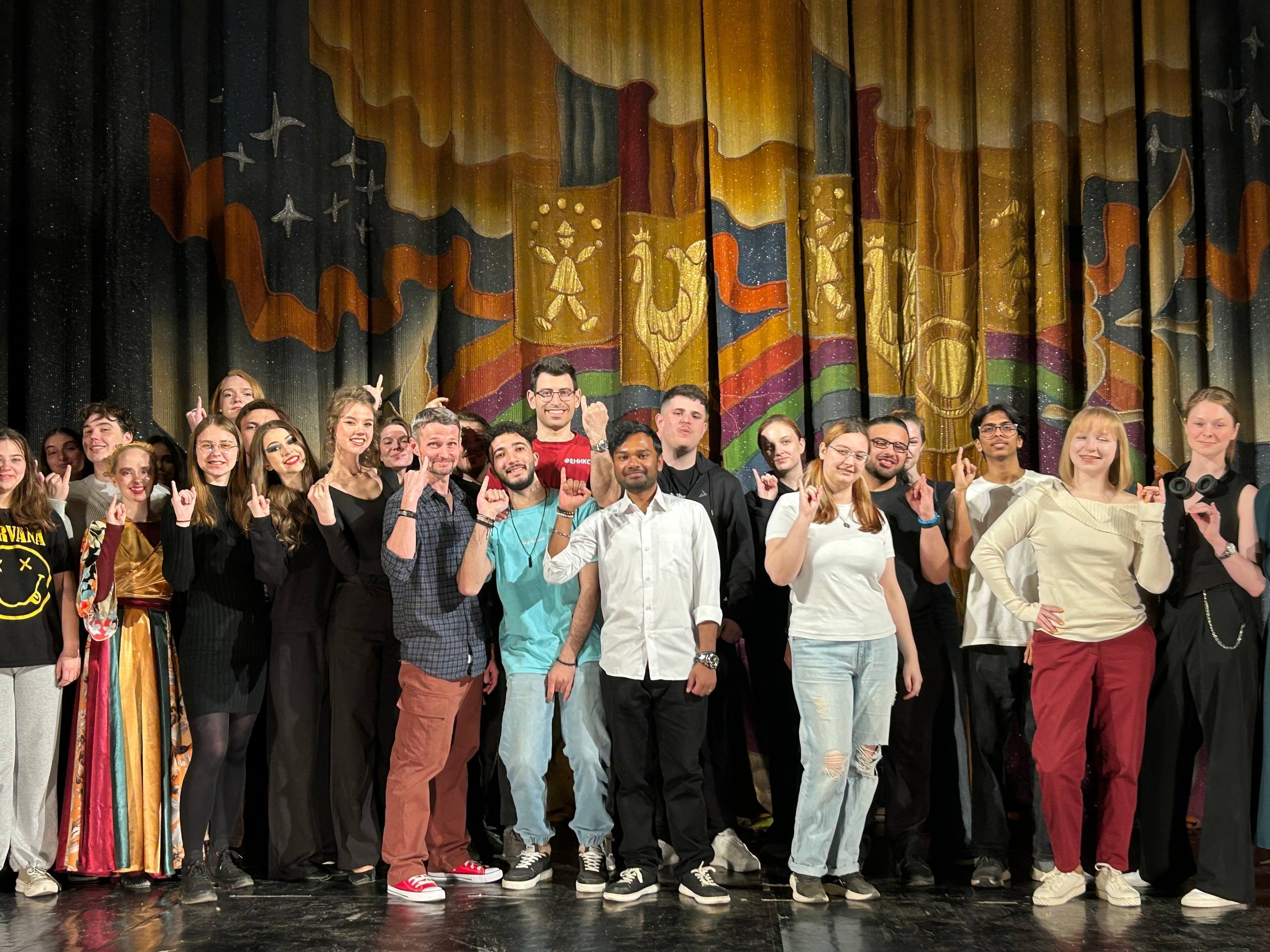 Иностранные студенты на показе в Театре ЕГТИ