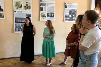В Учебном театре ЕГТИ открылась выставка о военных гастролях МХАТа в Свердловске.
